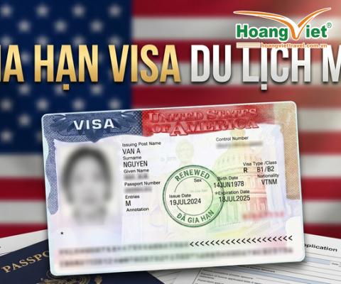 Chú thích ảnh: "Một visa Mỹ có ghi 'Đã gia hạn' trên nền cờ Mỹ mờ. Văn bản tiếng Việt dịch ra là 'Gia hạn visa du lịch Mỹ'. Các giấy tờ và hộ chiếu có thể nhìn thấy bên dưới."