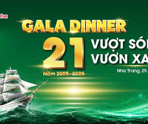 Banner Gala Dinner kỷ niệm 21 năm Hoàng Việt Travel với hình thuyền buồm trắng vượt sóng trên nền biển xanh lá