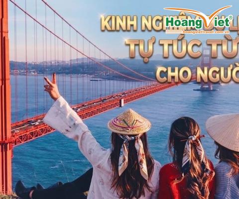 Ba cô gái đội nón lá ngồi nhìn ra cầu Cổng Vàng ở San Francisco, một người giơ ngón tay hình chữ V