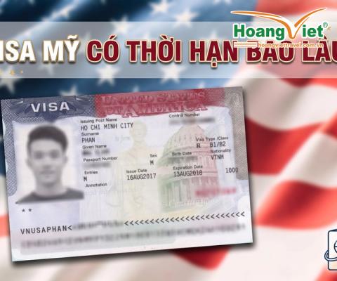 Hình ảnh một tấm visa Mỹ trên nền cờ Mỹ. Dòng chữ tiếng Việt phía trên ghi "VISA MỸ CÓ THỜI HẠN BAO LÂU?" nghĩa là "Visa Mỹ có thời hạn bao lâu?". Giọng văn mang tính thông tin.