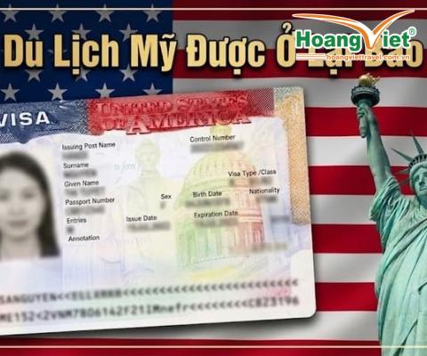 Hình ảnh thẻ visa Mỹ có ảnh một người phụ nữ, đặt trên nền cờ Mỹ. Tượng Nữ thần Tự do ở bên phải. Văn bản tiếng Việt phía trên hỏi: 'Bạn có thể ở lại Mỹ bao lâu với visa du lịch?