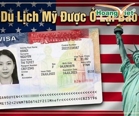 Hình ảnh thẻ visa Mỹ có ảnh một người phụ nữ, đặt trên nền cờ Mỹ. Tượng Nữ thần Tự do ở bên phải. Văn bản tiếng Việt phía trên hỏi: 'Bạn có thể ở lại Mỹ bao lâu với visa du lịch?