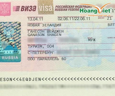 Hình ảnh này cho thấy một visa Nga với tông màu hồng, xanh dương và vàng. Nó có hình minh họa biểu tượng Điện Kremlin ở Moscow và một số thông tin cá nhân đã được che để bảo vệ danh tính.