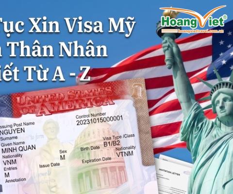 Tượng Nữ thần Tự do và quốc kỳ Mỹ làm nền cho một loại giấy tờ xin visa có ảnh của một người đàn ông. Văn bản tiếng Việt về thủ tục xin visa Mỹ được in chồng lên hình ảnh.