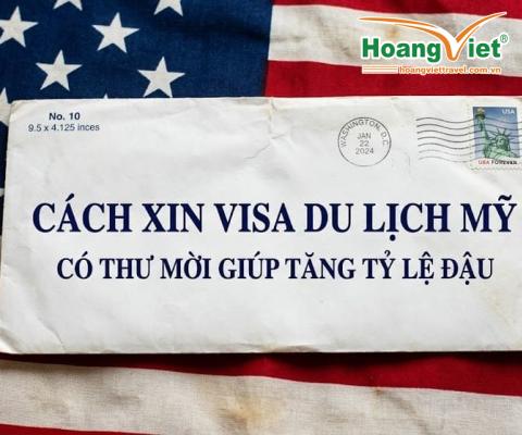 Một phong bì trắng có chữ tiếng Việt nằm trên lá cờ Mỹ. Dấu bưu điện từ Washington, đề ngày 2 tháng 1 năm 2024. Giọng điệu: cung cấp thông tin, thể hiện sự lạc quan.