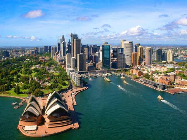 Nhà hát Opera Sydney bên bờ cảng, cạnh Vườn bách thảo Hoàng gia và cụm tòa nhà chọc trời ở trung tâm thành phố