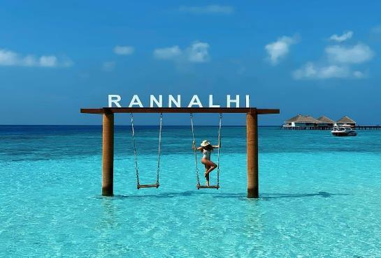 Cầu cảng Adaaran Club Rannalhi bên biển xanh Maldives