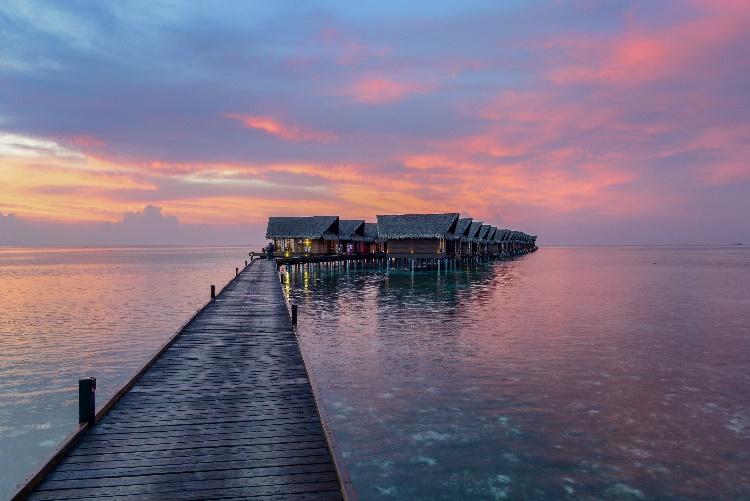 Cầu gỗ dẫn ra biệt thự trên biển tại Adaaran Select Hudhuranfushi, Maldives