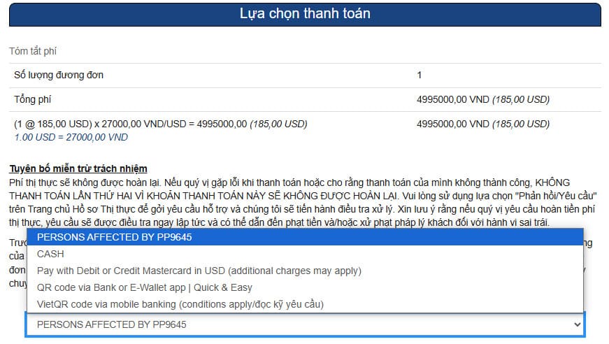 Chú thích ảnh: "Ảnh chụp màn hình giao diện lựa chọn phương thức thanh toán, tiêu đề bằng tiếng Việt. Hiển thị tóm tắt phí bằng VND và USD. Bên dưới là các phương thức thanh toán, bao gồm tiền mặt và các tùy chọn thanh toán điện tử khác nhau."