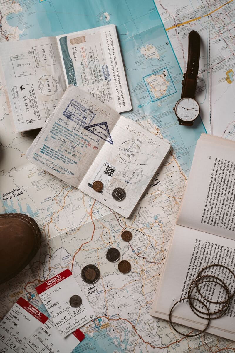 Hộ chiếu có dấu visa, vé máy bay và bản đồ, những giấy tờ cần chuẩn bị khi đi du lịch Mỹ