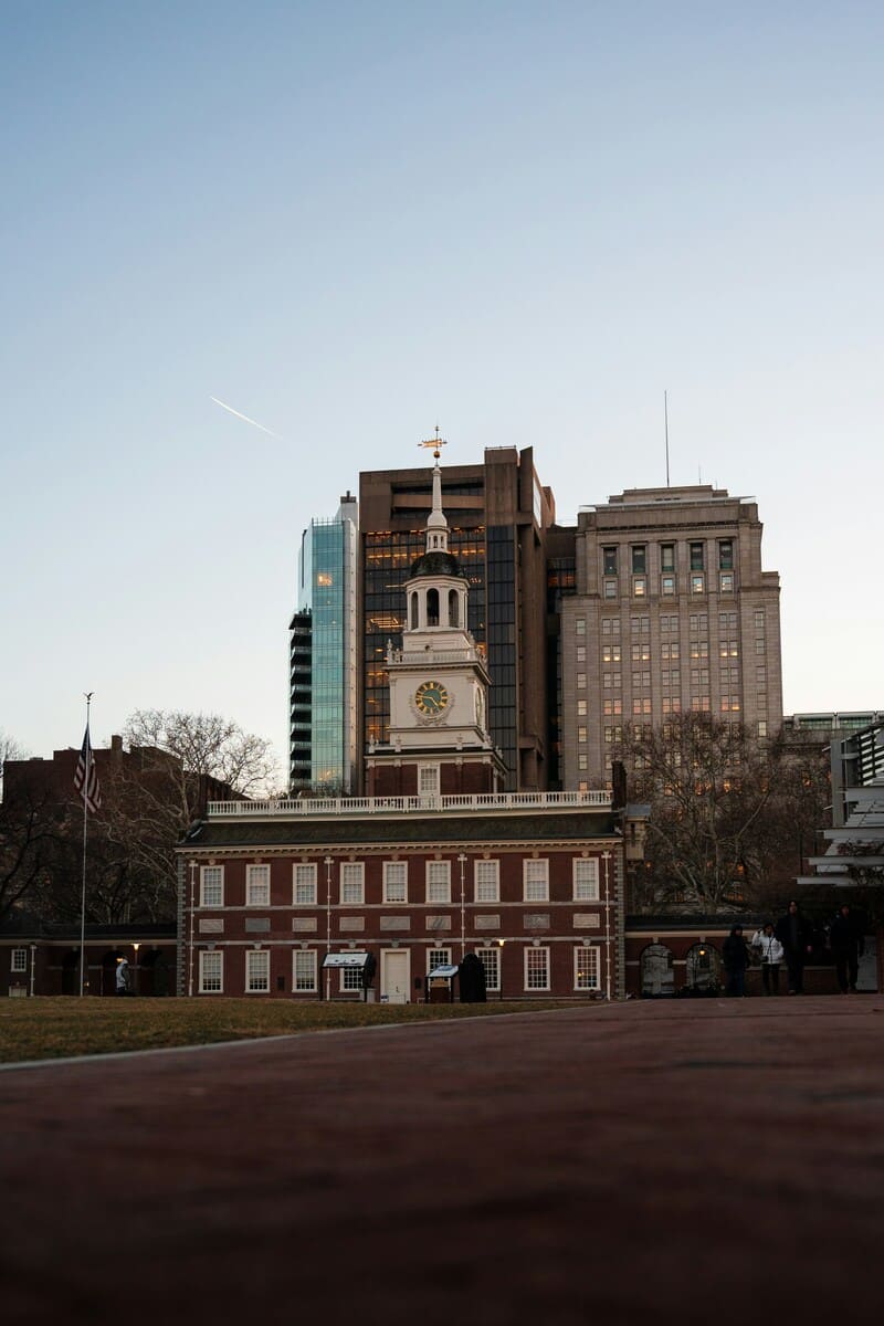 Tòa nhà Independence Hall gạch đỏ với tháp đồng hồ trắng, phía sau là các tòa nhà cao tầng hiện đại