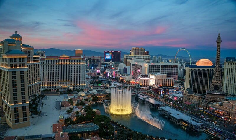 Toàn cảnh dải Las Vegas lúc chạng vạng nổi bật với đài phun nước Bellagio và tháp Eiffel của khách sạn Paris