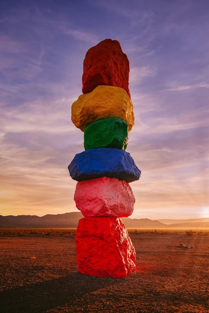 Cột đá nghệ thuật Seven Magic Mountains gồm 6 tảng đá sơn màu sặc sỡ xếp chồng giữa sa mạc dưới ánh hoàng hôn