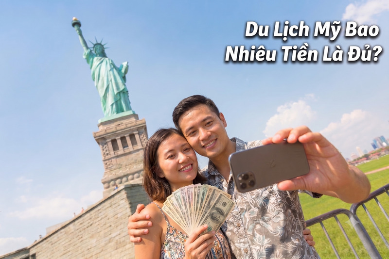 Một cặp đôi tươi cười chụp ảnh selfie trước Tượng Nữ thần Tự do. Người phụ nữ cầm một chiếc quạt có tờ đô la Mỹ. Dòng chữ "Du Lịch Mỹ Bảo Nhiêu Tiền Là Đủ?"