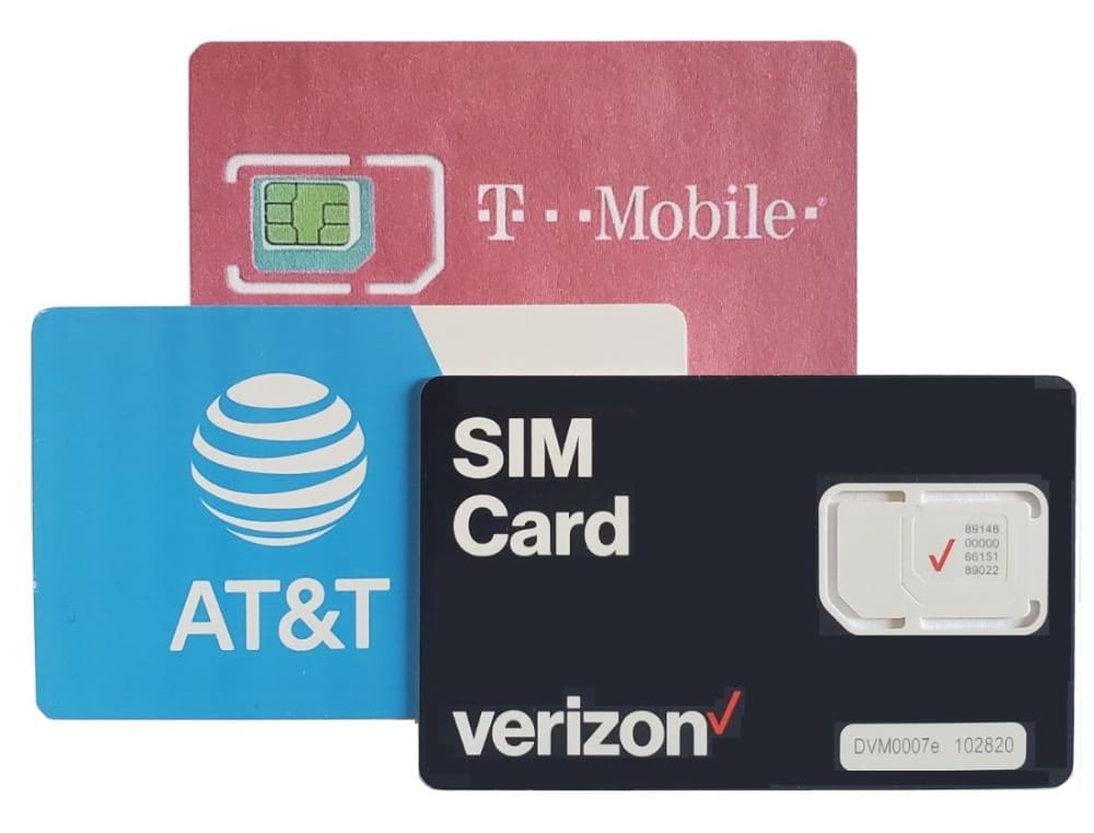 Ba khay đựng thẻ SIM được xếp chồng lên nhau: một thẻ T-Mobile màu hồng ở trên cùng, một thẻ AT&T màu xanh lam ở bên dưới và một thẻ Verizon màu đen ở phía trước.