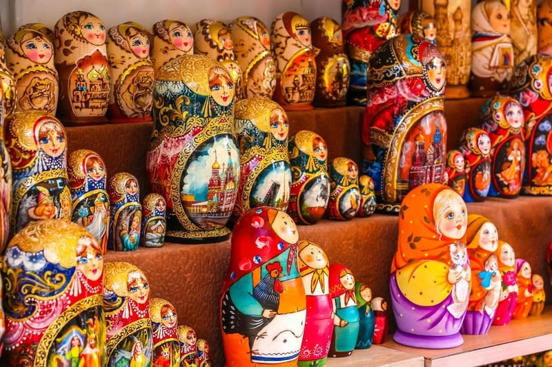 Những con búp bê Matryoshka nhiều màu sắc được trưng bày trên các kệ. Mỗi con búp bê được vẽ rất tỉ mỉ, mô tả nghệ thuật dân gian và kiến ​​trúc Nga sống động.