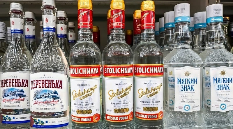 Các loại rượu vodka Nga trưng bày trên kệ - gợi ý mua làm quà khi du lịch Nga