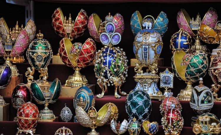 Một bộ sưu tập những quả trứng trang trí công phu theo phong cách Fabergé, được tô điểm bằng màu sắc rực rỡ và những chi tiết mạ vàng tinh xảo. Khung cảnh toát lên sự xa hoa và tay nghề thủ công nghệ thuật bậc thầy.