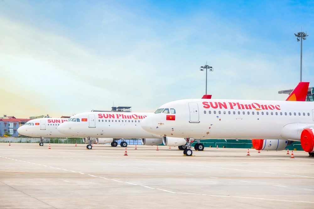 Ba chiếc máy bay màu trắng mang thương hiệu "SUN PhuQuoc" đậu trên đường băng dưới bầu trời xanh trong vắt, gợi lên cảm giác sẵn sàng cho những chuyến đi.