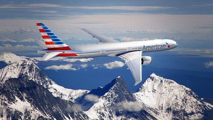 Máy bay American Airlines đang bay trên dãy núi phủ đầy tuyết trắng