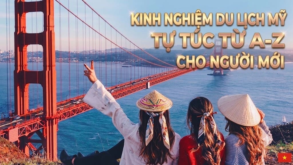 Ba cô gái đội nón lá ngồi nhìn ra cầu Cổng Vàng ở San Francisco, một người giơ ngón tay hình chữ V