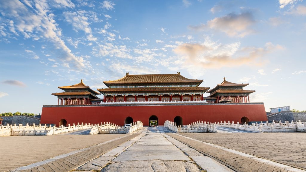 Cổng Ngọ Môn Tử Cấm Thành với tường đỏ, mái ngói vàng và dãy cầu đá trắng phía trước dưới bầu trời xanh