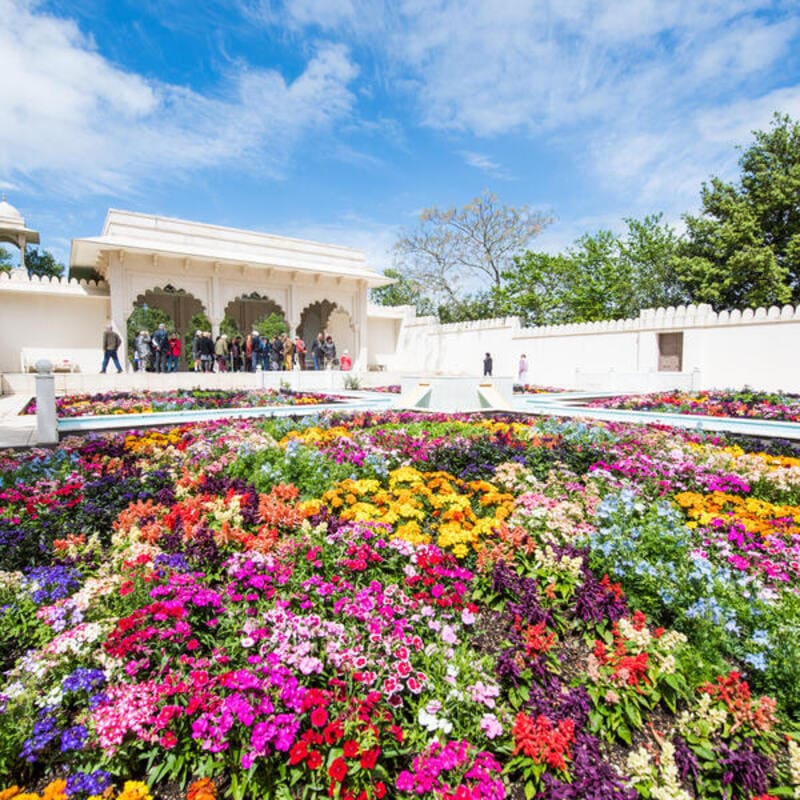 Vườn hoa Ấn Độ Charbagh rực rỡ sắc màu phía trước công trình kiến trúc vòm trắng tại Hamilton Gardens