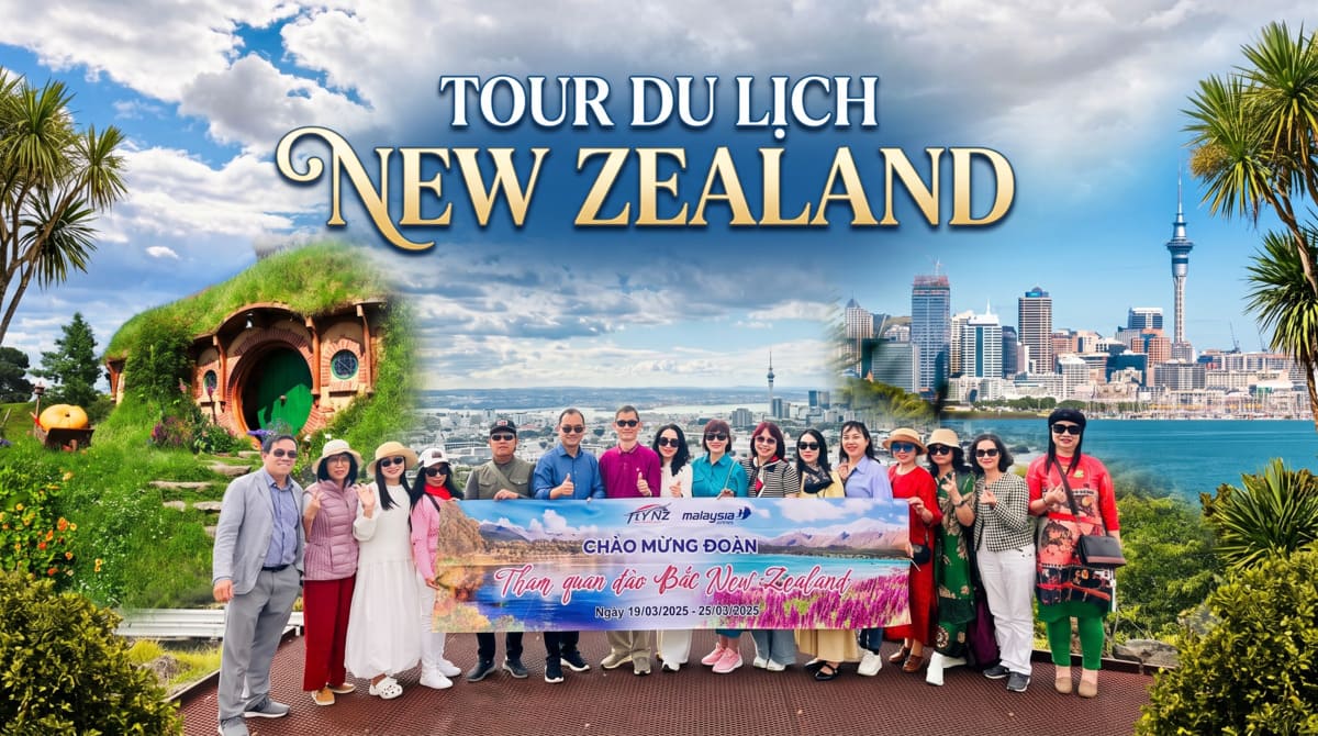Đoàn du khách cầm băng rôn du lịch đảo Bắc New Zealand, phía sau là làng Hobbiton và thành phố Auckland