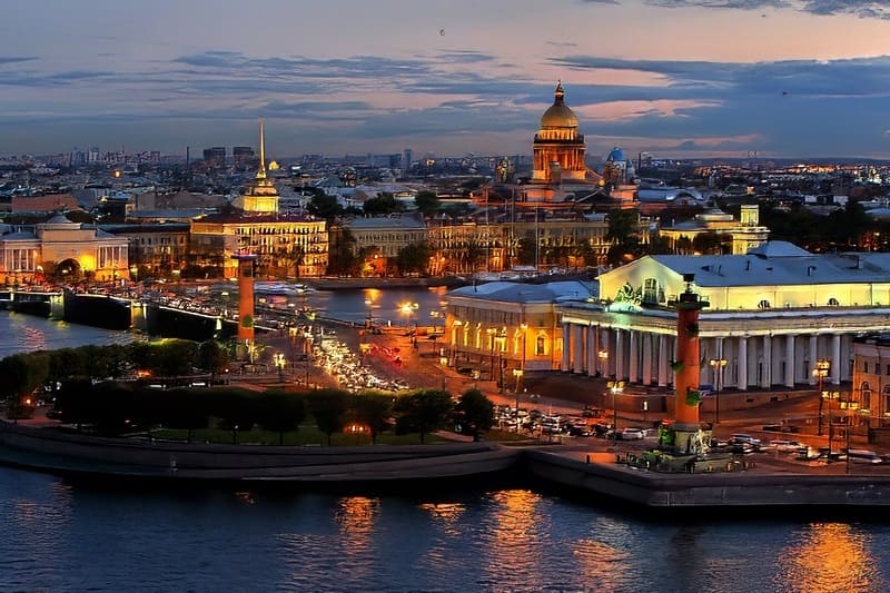 Mũi đảo Vasilyevsky ở Saint Petersburg về đêm với hai cột Rostral, tòa nhà Bourse và Thánh đường Saint Isaac ở xa