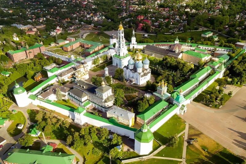 Toàn cảnh từ trên cao tu viện Trinity Lavra St. Sergius ở Sergiyev Posad với tường thành trắng và các nhà thờ mái vòm
