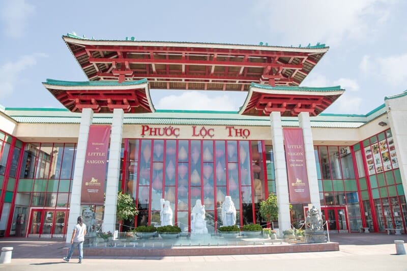 Mặt tiền của trung tâm thương mại Phước Lộc Thọ ở Tiểu Sài Gòn; mang đậm kiến ​​trúc truyền thống Á Đông với những cột đỏ và mái xanh. Các bức tượng và cửa sổ lớn tạo thêm vẻ thanh lịch.