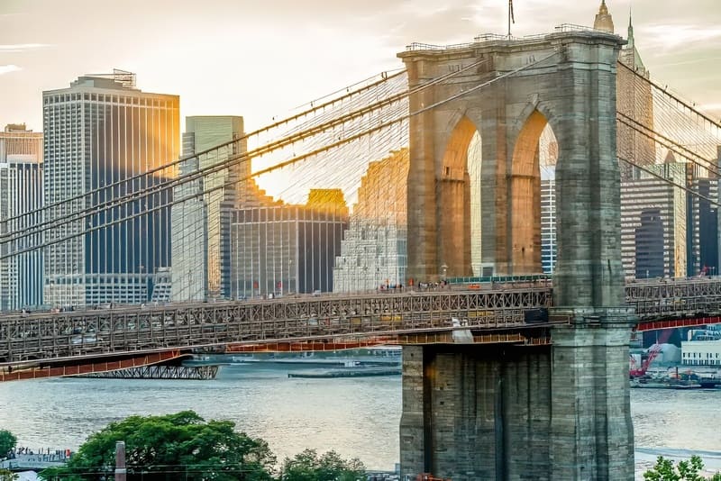 Cầu Brooklyn, biểu tượng của New York, nối Manhattan và Brooklyn qua dòng sông East.