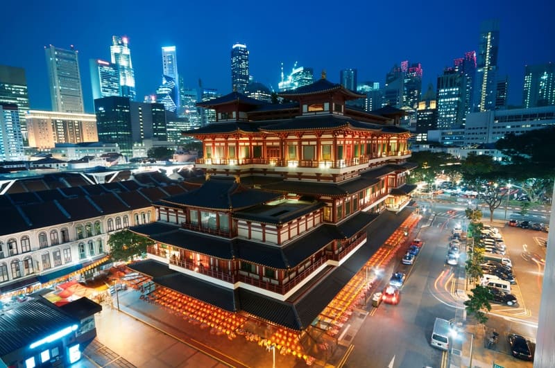 Chú thích ảnh: "Một ngôi chùa truyền thống Trung Quốc, được thắp sáng rực rỡ vào ban đêm, tương phản với những tòa nhà chọc trời hiện đại ở phía sau. Đường phố tấp nập xe cộ và cây cối."