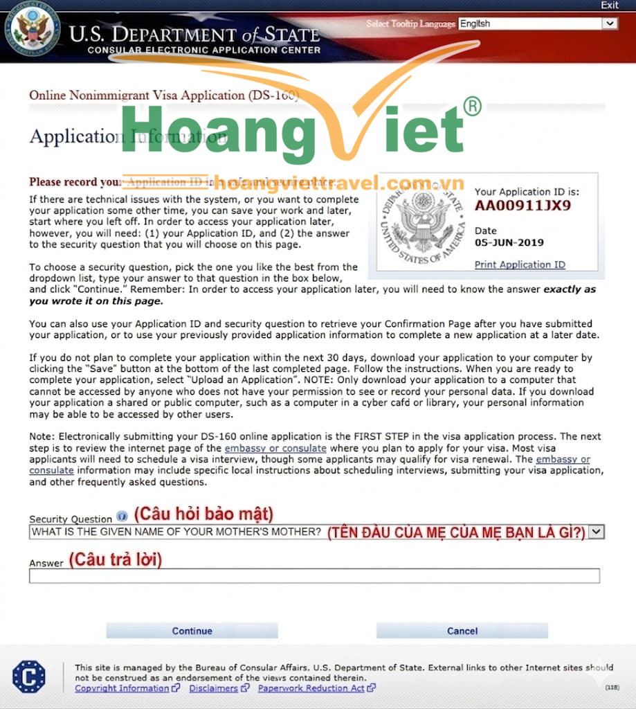Trang điền đơn xin visa DS-160 của Bộ Ngoại giao Hoa Kỳ. Trang này yêu cầu người dùng nhập mã số đơn xin visa và chọn một câu hỏi bảo mật. Một câu hỏi mẫu yêu cầu nhập tên của bà ngoại (mẹ của mẹ người dùng). Mẫu đơn có cả tiếng Anh và tiếng Việt.