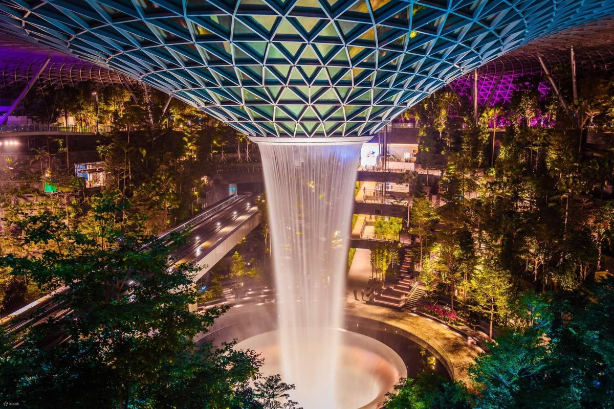 Du hí tại khu phức hợp Jewel ở sân bay Changi - Du Lịch Minh Anh