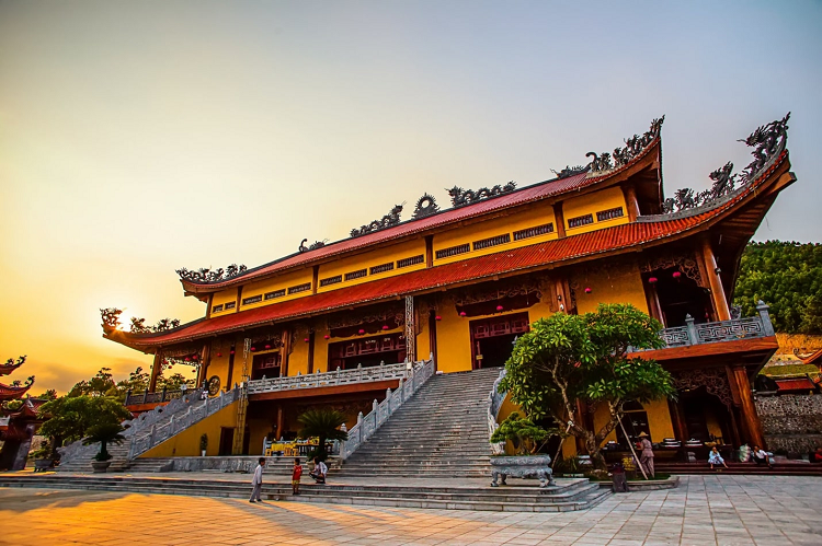 Du lịch chùa Ba Vàng - Lạc vào ngôi chùa linh thiêng, bề thế ở Quảng Ninh