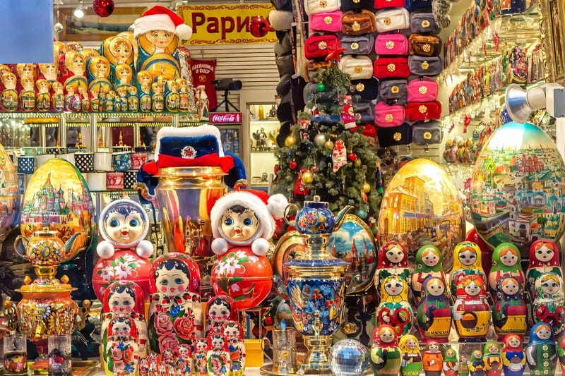 Một gian hàng đầy màu sắc trưng bày búp bê Nga xếp lồng nhau, ấm trà sứ trang trí lễ hội và trứng trang trí. Cây thông Noel càng làm tăng thêm không khí vui tươi, đậm chất Giáng sinh.