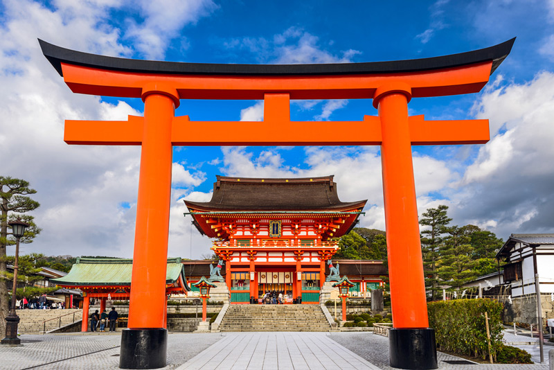 VÌ SAO ĐỀN FUSHIMI INARI TAISHA CÓ TỚI HƠN 10.000 CỔNG TORII
