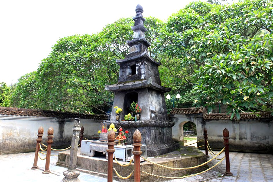 Tháp Tổ - To Pavillion