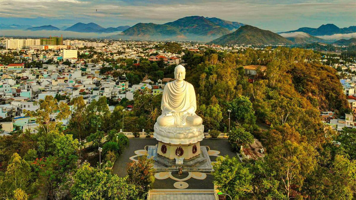 Chùa Long Sơn Nha Trang: Kinh nghiệm chiêm bái MỚI NHẤT 2024
