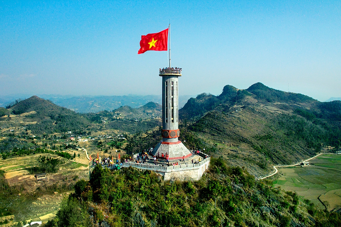 Thiêng liêng cột cờ Lũng Cú
