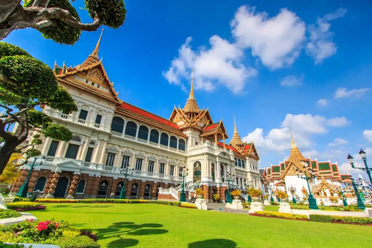 Khám Phá Cung Điện Dusit Prasat Palace cổ kính