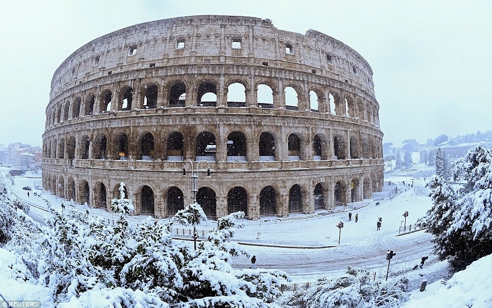 Rome hóa miền cổ tích khi tuyết rơi sau 6 năm
