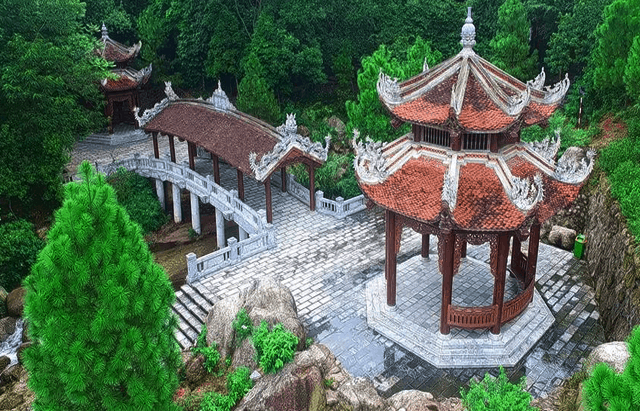 Tham quan khu di tích lịch sử Côn Sơn