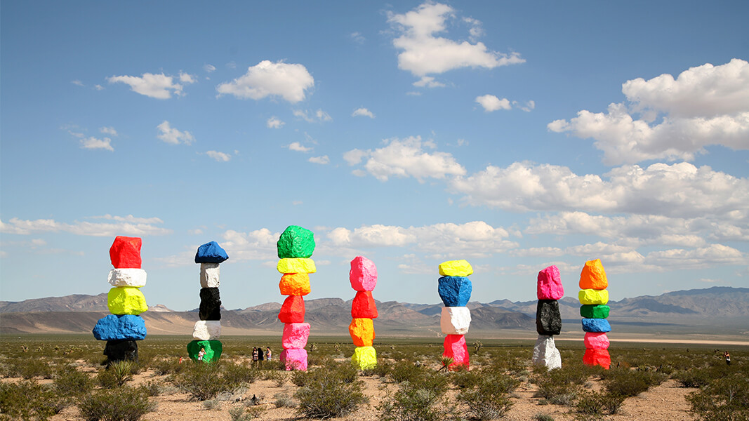 Trầm Trồ Trước "Bảy Ngọn Núi Ma Thuật" Seven Magic Mountains
