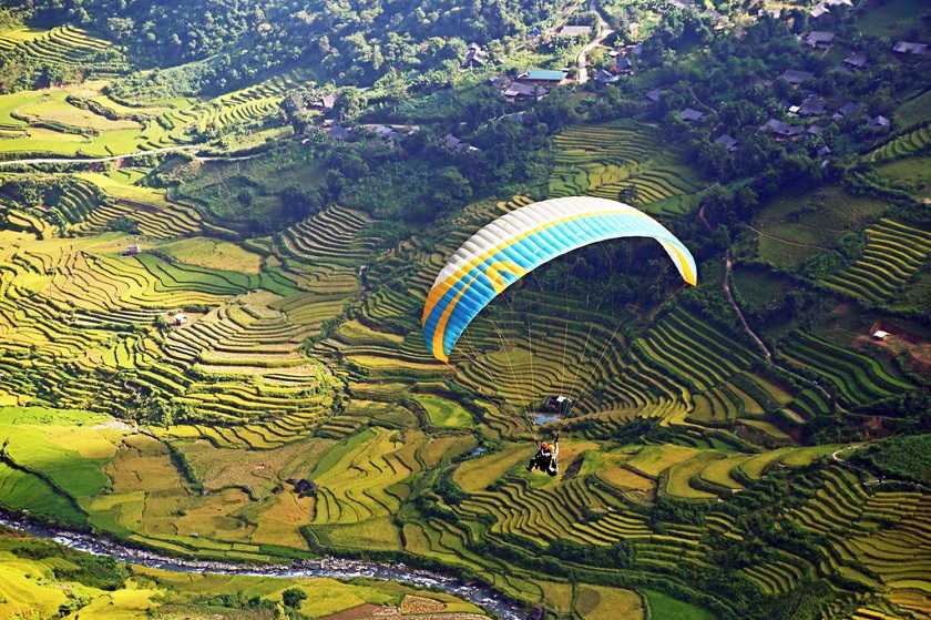 Phiêu cùng các phi công dù lượn trên sóng lúa thung lũng Lìm Mông