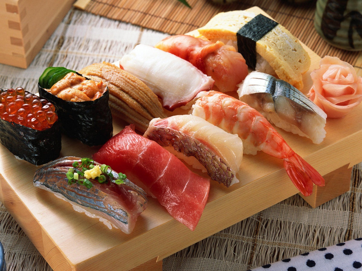 sushi và sashimi là những món ăn đặc trưng khi du lịch đến Nhật Bản