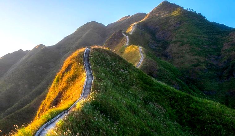 Chinh phục “sống lưng khủng long” ở Quảng Ninh mùa lau trắng