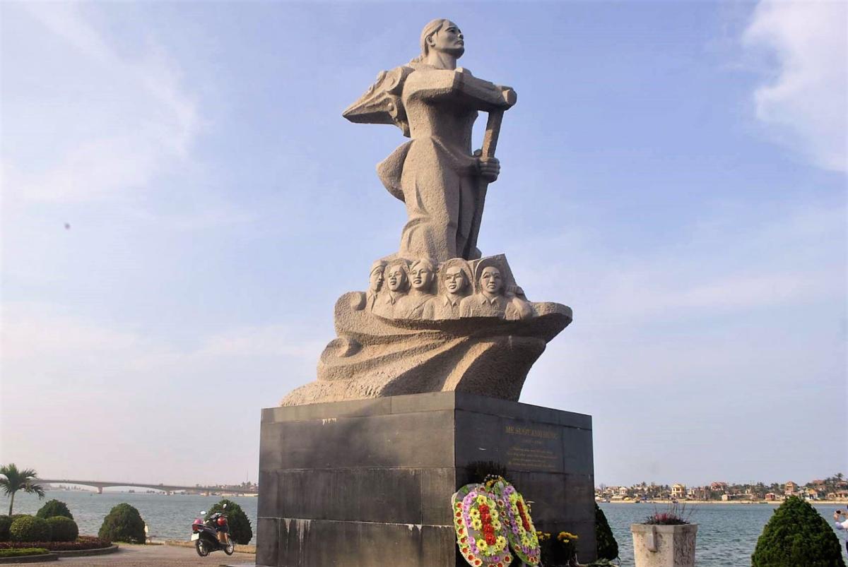 Tượng đài Mẹ Suốt oai hùng cạnh dòng sông Nhật Lệ - Quảng Bình