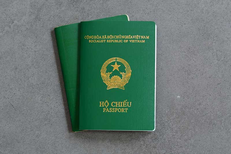 Hộ chiếu Việt Nam màu xanh dùng để chuẩn bị hồ sơ xin visa Đức.
